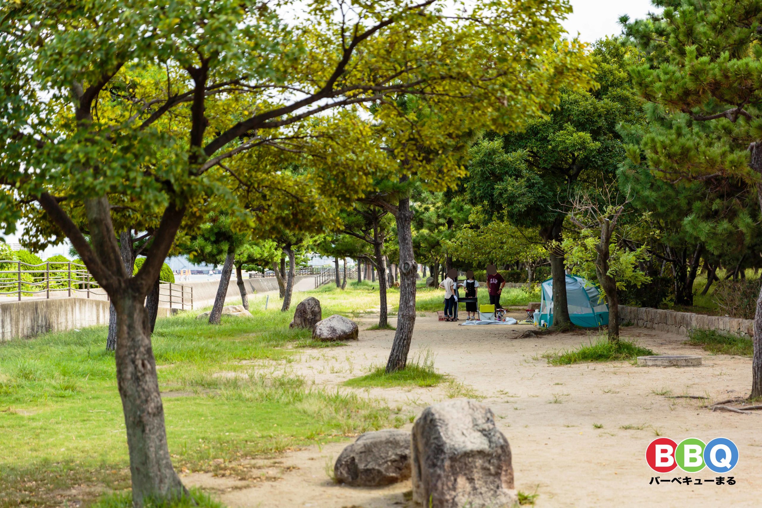 甲子園浜海浜公園沖地区のバーベキュー風景