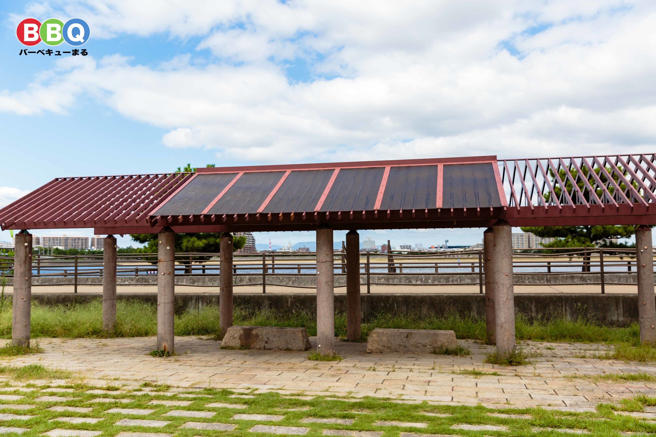 甲子園浜海浜公園沖地区のバーベキューエリア内にある屋根