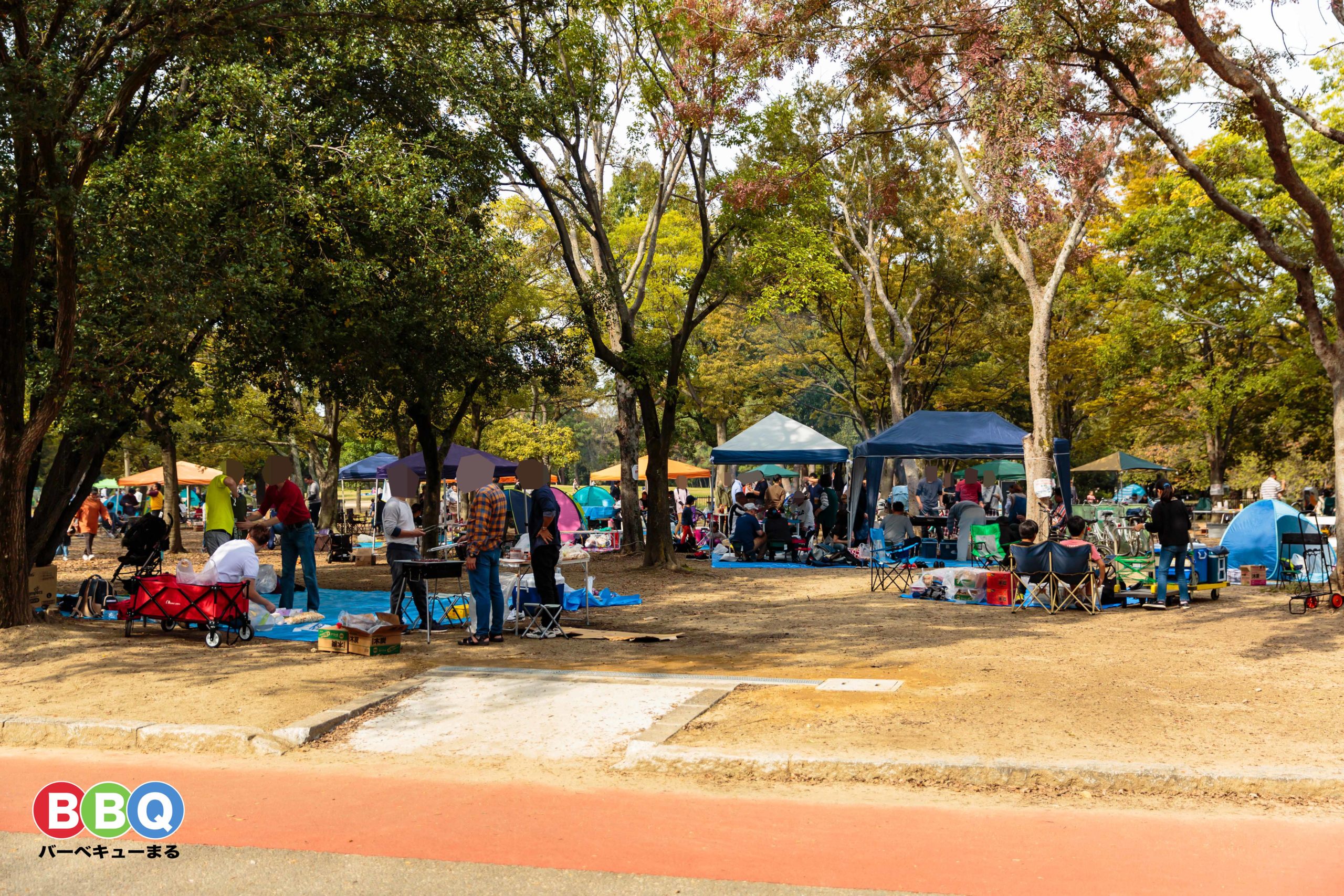 久宝寺緑地公園でバーベキューを楽しむ人たち