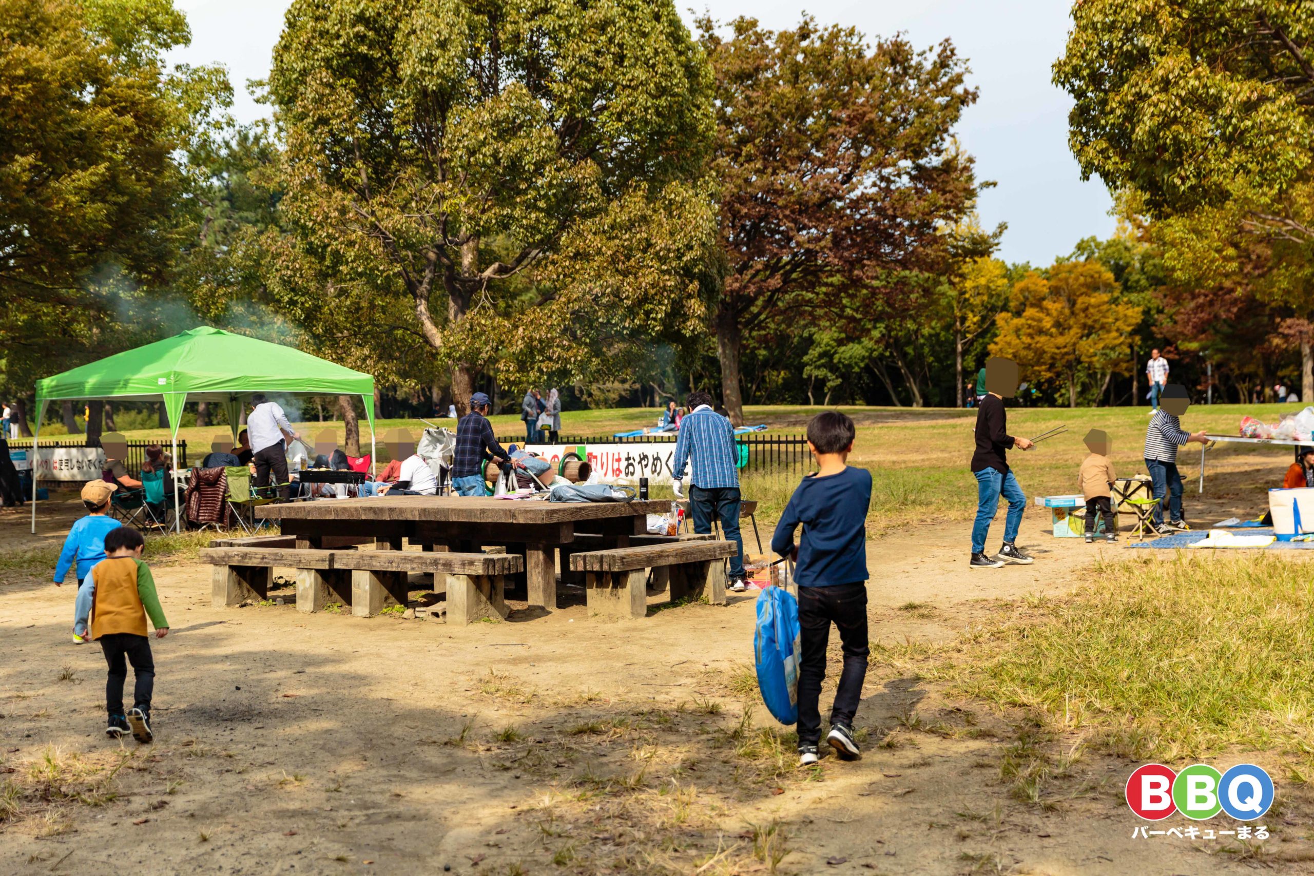 久宝寺緑地公園でバーベキューを楽しむ人たち